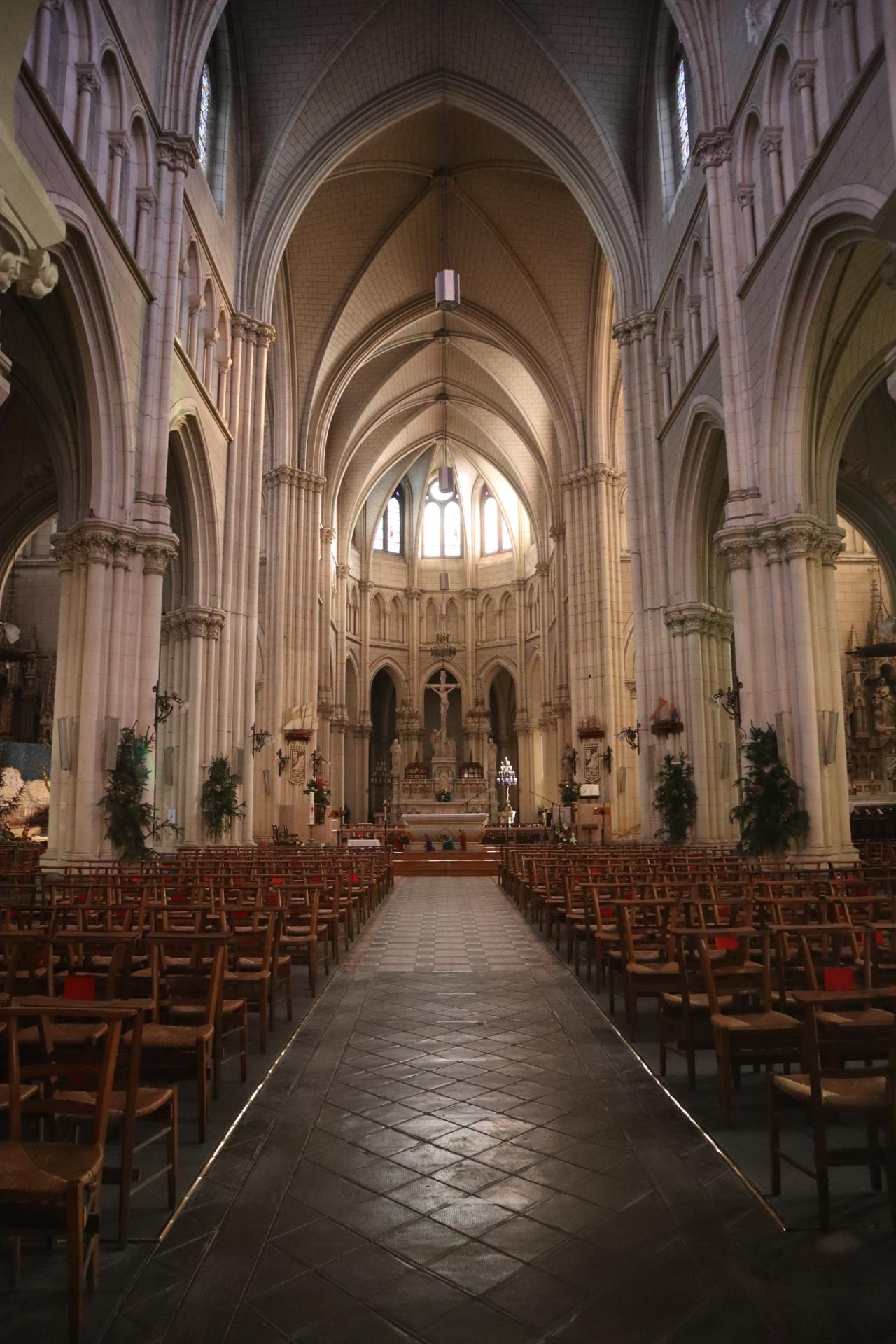 Cancale 35 eglise saint meen interieur 01