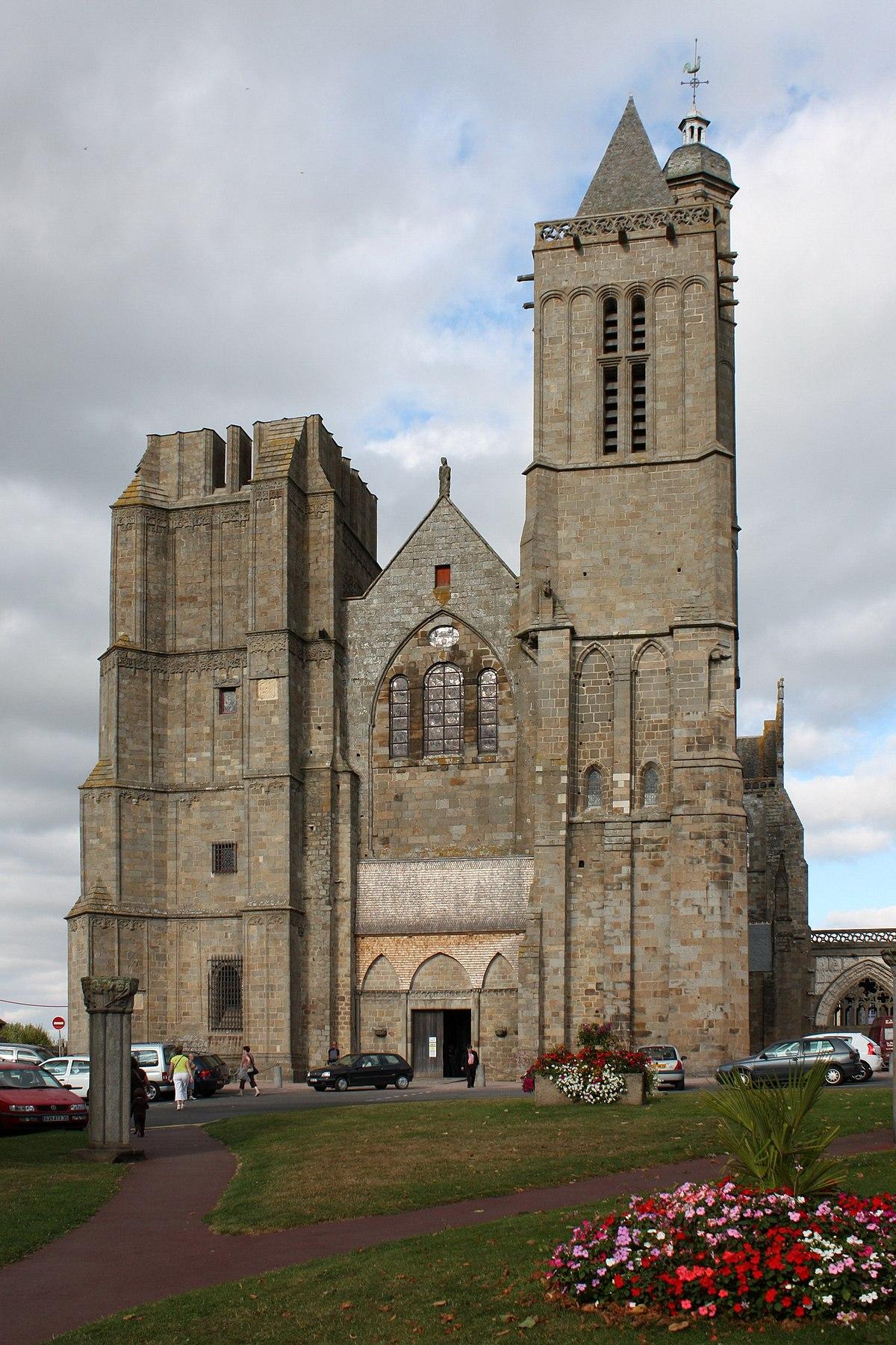 Dol cathedrale facade 1 